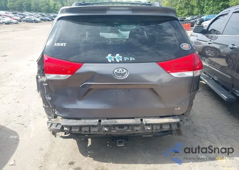 2013 Toyota Sienna Le V6 8 Passenger z USA, uszkodzony, nr VIN 5TDKK3DC4DS345768